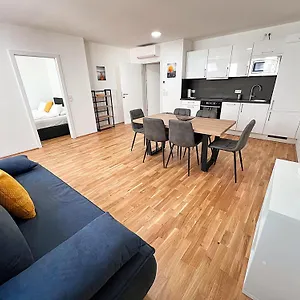 Modern, New, Next To Metro - Gg13 Viena